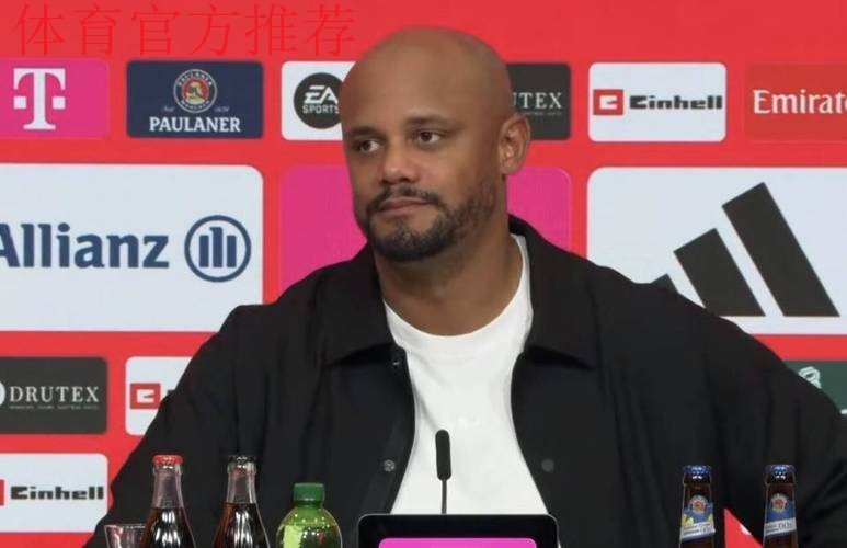 豪取16连胜，孔帕尼在客胜巴黎后与球员一同庆祝胜利